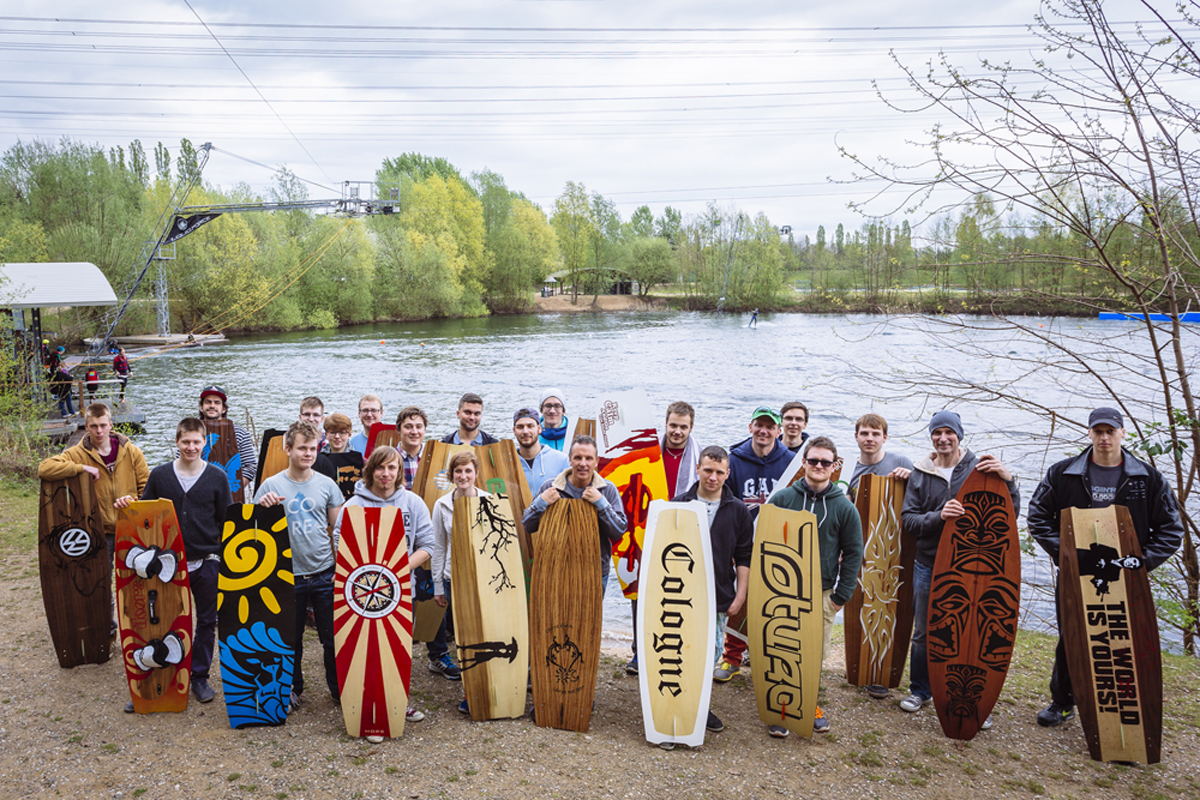 Workshopteilnehmer mit ihren Furnierten Kiteboards am See
