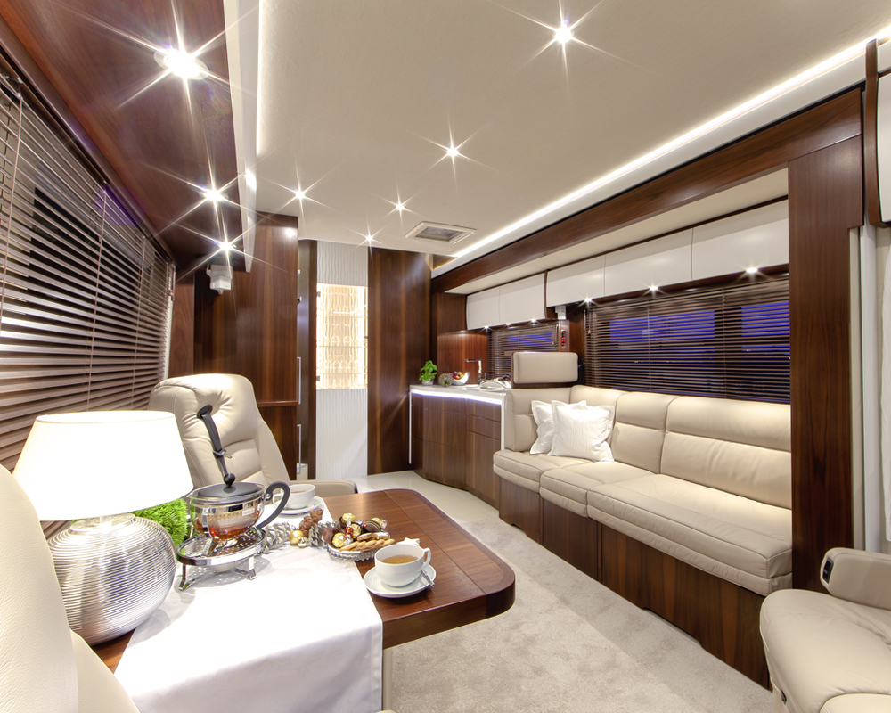 Schöne Furniere verleihen Luxuswohnmobilen eine charmante Wohlfühlatmosphäre Schöne Furniere verleihen Luxuswohnmobilen eine charmante Wohlfühlatmosphäre