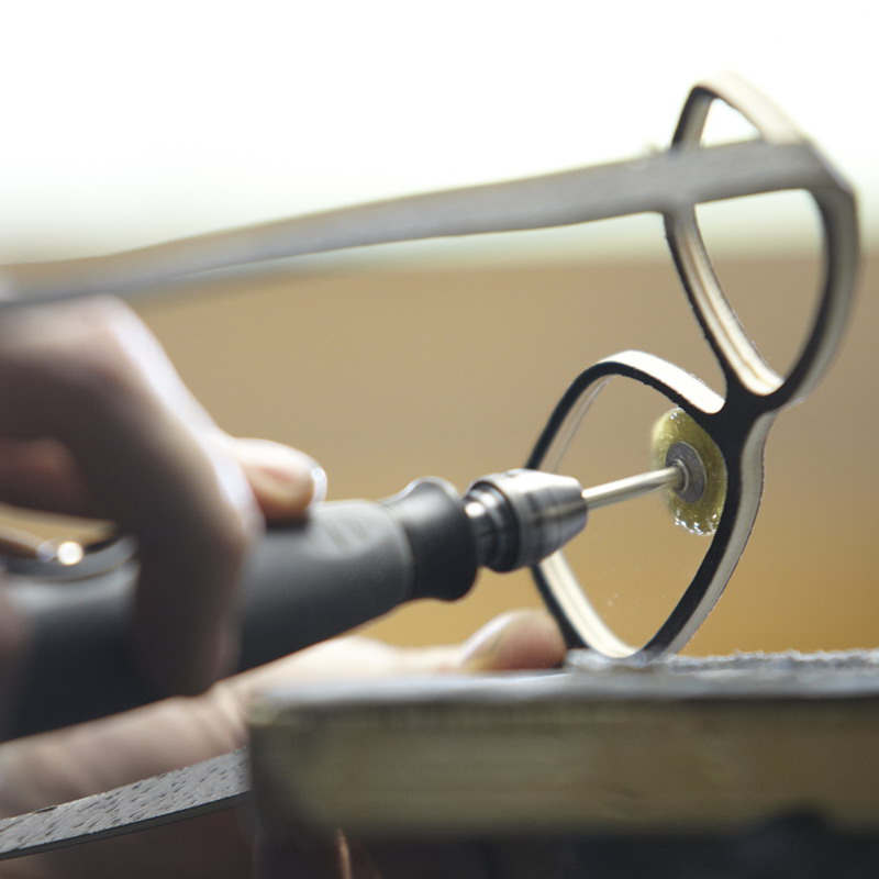 Bearbeitung einer Furnierbrille Bearbeitung einer Furnierbrille