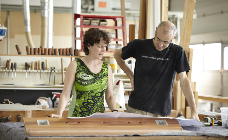 Fertigung von furnierten Möbeln Fertigung von Möbel mit Furnieroberfläche