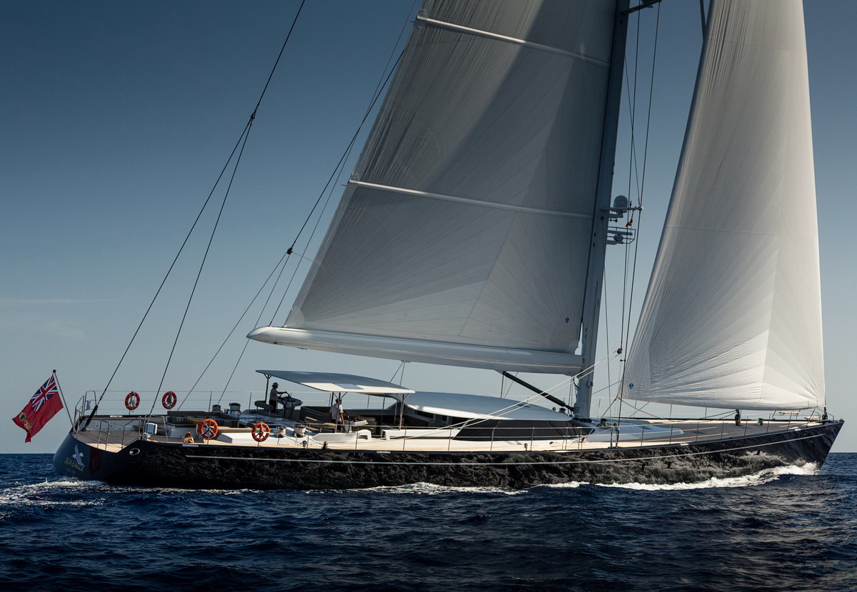 Yacht mit furnierter Innenraumgestaltung Yacht mit furnierter Innenraumgestaltung