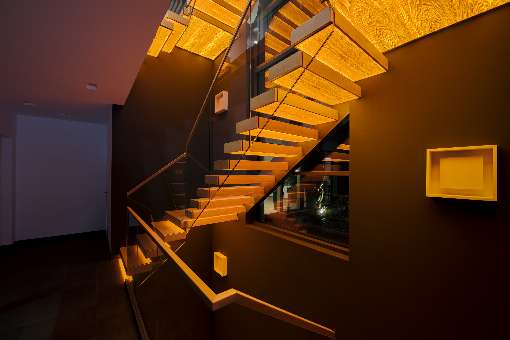Das leuchtende Treppenhaus der hokon GmbH. Foto: Paul Masukowitz