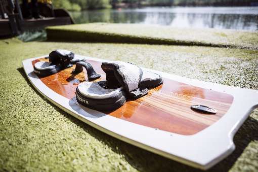 Bild 2: Mit Furnier lassen sich Lifestyleprodukte wie beispielsweise Kiteboards veredeln.
