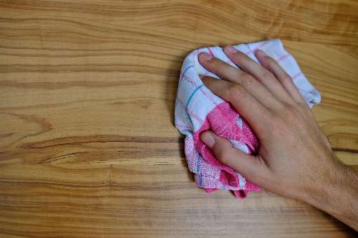 Mit ein bisschen Pflege bleiben Furnieroberflchen dauerhaft schn und edel. Foto: IFN