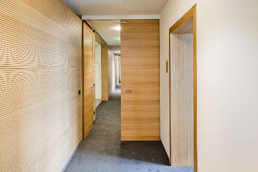 Bild 1: Perforiertes Furnier ist natrlich und ein ideales schallschluckendes Material. Foto: IFN/europlac