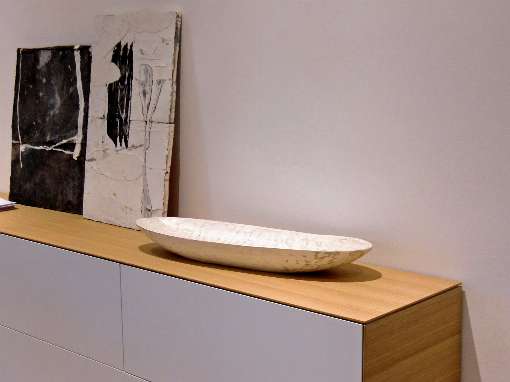 Photo 1: The material mix of real wood veneer and lacquer is an individual combination that always looks elegant and valuable. Photo: IFN/Kettnaker
