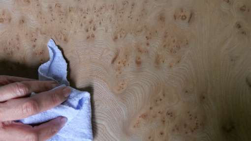 Bild:  Mit ein bisschen Pflege bleiben Furnieroberflchen dauerhaft schn. Foto: IFN