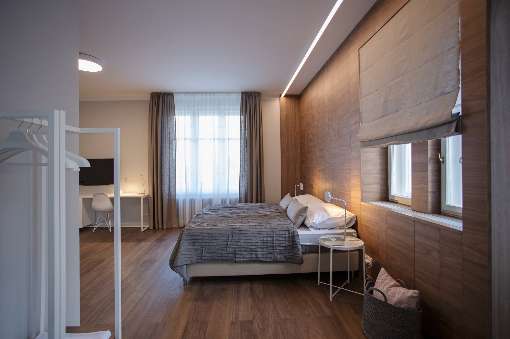 Each guest room of the Villa Karla in Topolcany, Slovakia, was individually decorated with trendy veneer tiles from europlac. Here you can see walnut. Photo: IFN/europlac