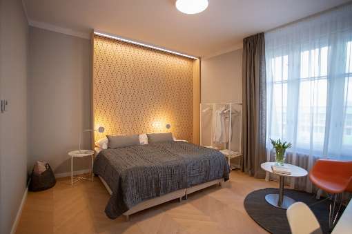 The geometric shapes of the veneer tiles, here ash, allow ever new design possibilities. Photo: IFN/europlac