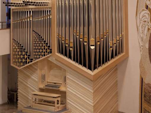 Mit Ahorn-Furnier hat das weltweit tätige Orgelbau-Unternehmen Rieger die Orgel für die St. Sebastian Kathedrale in Bratislava gefertigt. Foto: Danzer