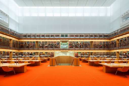 Foto 1: Die furnierten Bücherregale und Lesetische der Berliner Staatsbibliothek sind robust, ökologisch und zeitlos. Foto: Staatsbibliothek zu Berlin - PK, J. F. Müller