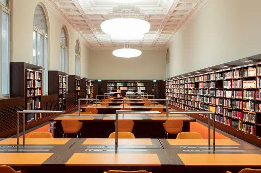 Foto 3: Handschriftliche Noten von Bach, Mozart und Beethoven lassen sich im Musiksaal der Staatsbibliothek auf feinen furnierten Tischen gerne studieren. Foto: Staatsbibliothek zu Berlin - PK, J. F. Müller
