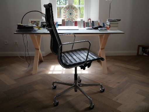 Immer mehr Menschen arbeiten von Zuhause aus. Daher braucht das Homeoffice ergonomische Möbel. Foto: IFN