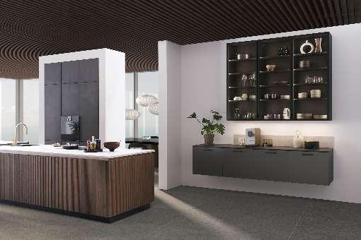 Photo 1: With veneer fronts made of walnut wood, this new kitchen from the Bossa series of LEICHT kitchens comes up. Photo: P. Schumacher/LEICHT